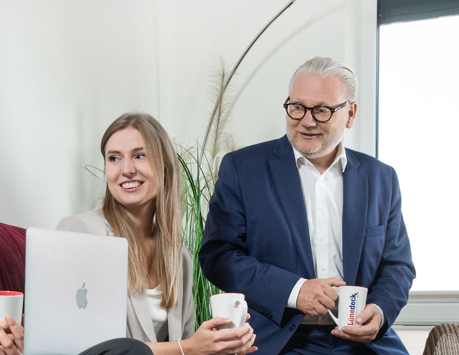 Merle Kruse und Volker Kruse im Büro